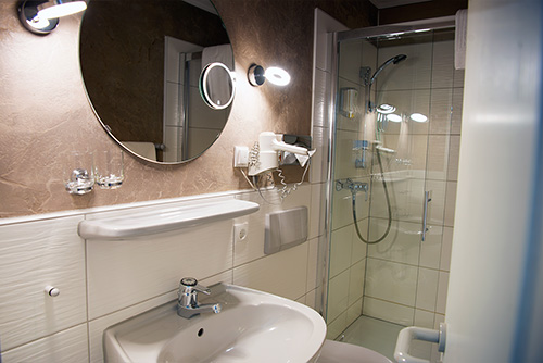 Badezimmer klein im Hotel