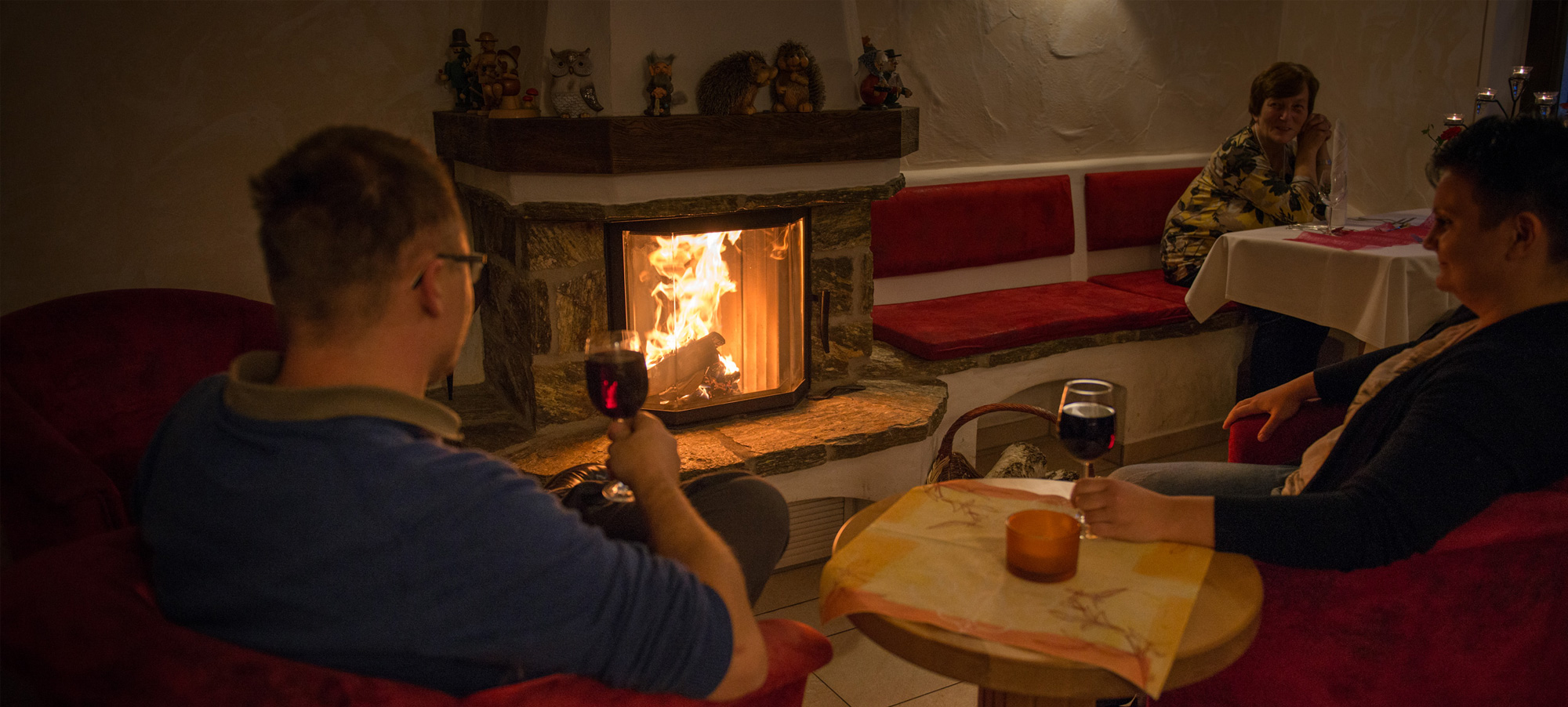 am Kamin zu Abend essen